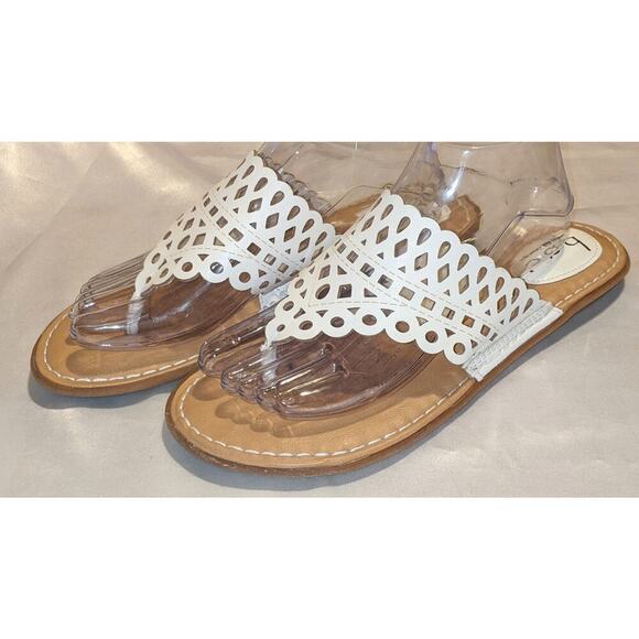 B.O.C. Born Caree Womens Thong Sandals White Vegan Leather Laser Cut Size 9M - Picture 2 of 7